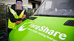 ManUnited-Stürmer Marcus Rashford mit einem Fahrzeug der FareShare-Kampagne