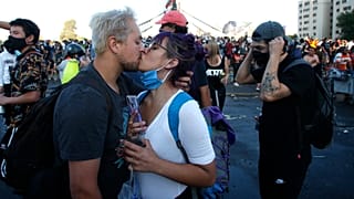 El beso de una pareja en la Plaza de Italia al conocerse el resultado del referendum constitucional, Santiago de Chile, 25 de octubre 2020