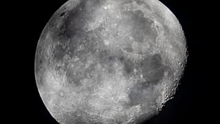 En esta foto de archivo de primera hora del lunes 5 de octubre de 2020, se ve una luna menguante en el cielo de Fráncfort, Alemania. Los recovecos frígidos y sombríos de la luna pueden contener agua congelada 