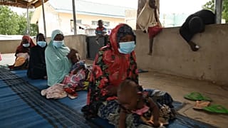 Un grupo de mujeres africanas aguardan para recibir ayuda por parte del PMA