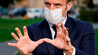 Президент Макрон показывает, как он собирается сдерживать пандемию
