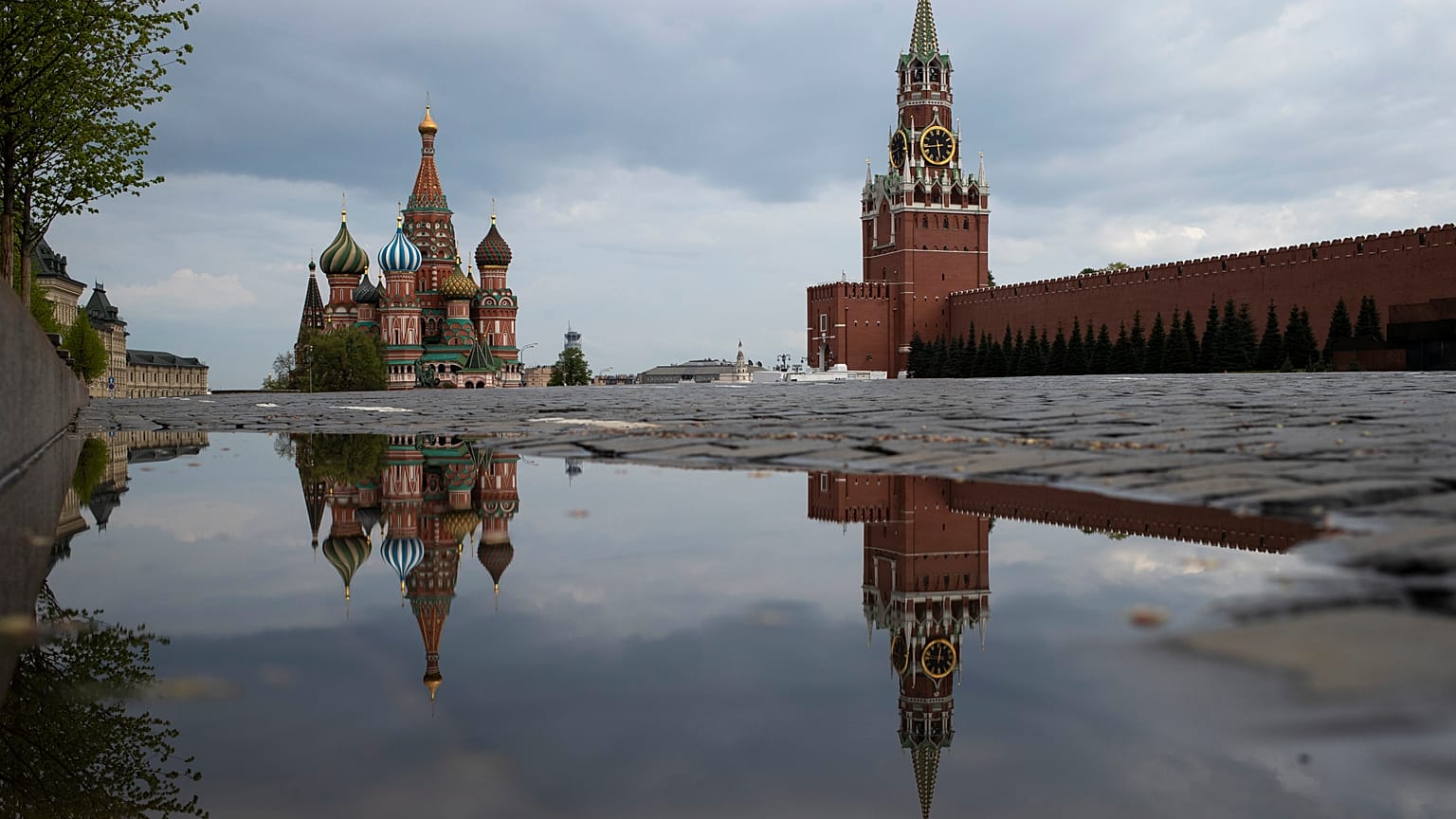 Когда часы на Спасской башне пробьют полночь, россияне будут обязаны везде носить маски