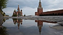 Когда часы на Спасской башне пробьют полночь, россияне будут обязаны везде носить маски