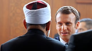 الرئيس الفرنسي إيمانويل ماكرون يلتقي مع الشيخ أحمد الطيب، رئيس الأزهر، المؤسسة الإسلامية الرائدة في العالم الإسلامي السني، خلال زيارته لمقر الأزهر في القاهرة. ارشيف 2019