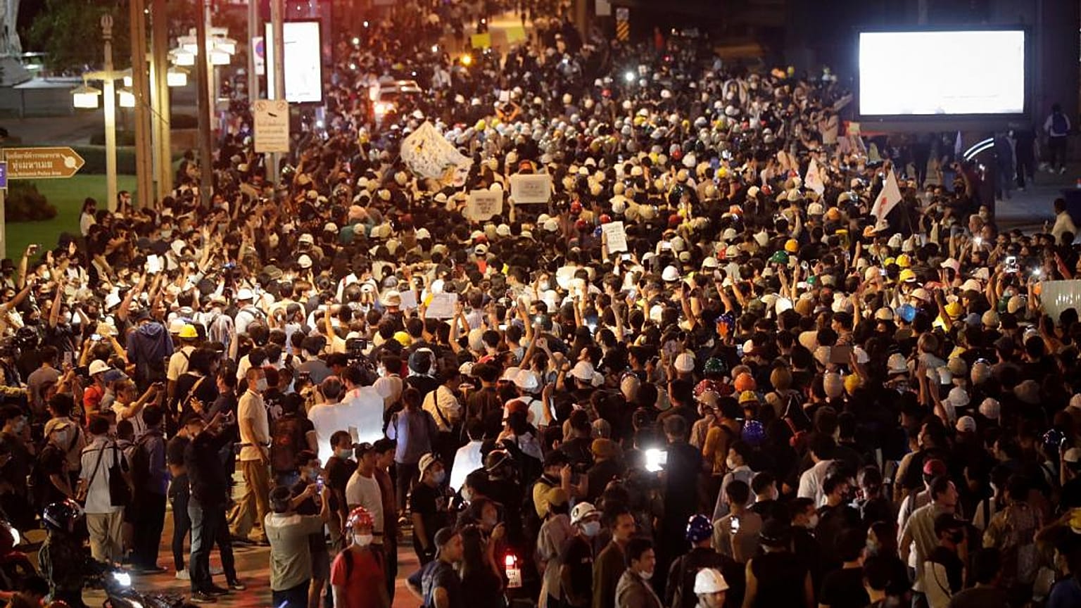Demonstranten in Thailand vor der deutschen Botschaft, 26.10.2020