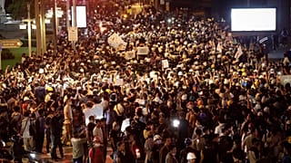 Demonstranten in Thailand vor der deutschen Botschaft, 26.10.2020