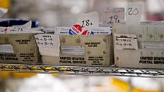 Des bulletins de vote par correspondance dans un centre de tri électoral à Philadelphie, le 26 octobre 2020