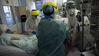 طاقم طبي في جناح العناية المركزة لمرضى كوفيد-19 في مستشفى ستادال، بمدينة لييج ، بلجيكا ، الأربعاء 21 أكتوبر 2020.