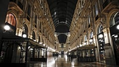 La galería de Vittorio Emanuele II está desierta en Milán, en el norte de Italia tras el decreto del toque de queda. Foto tomada el 25 de octubre de 2020.