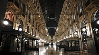 La galería de Vittorio Emanuele II está desierta en Milán, en el norte de Italia tras el decreto del toque de queda. Foto tomada el 25 de octubre de 2020.