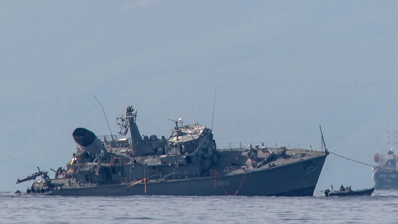 Yunanistan'da donanma ve konteyner gemileri çarpıştı