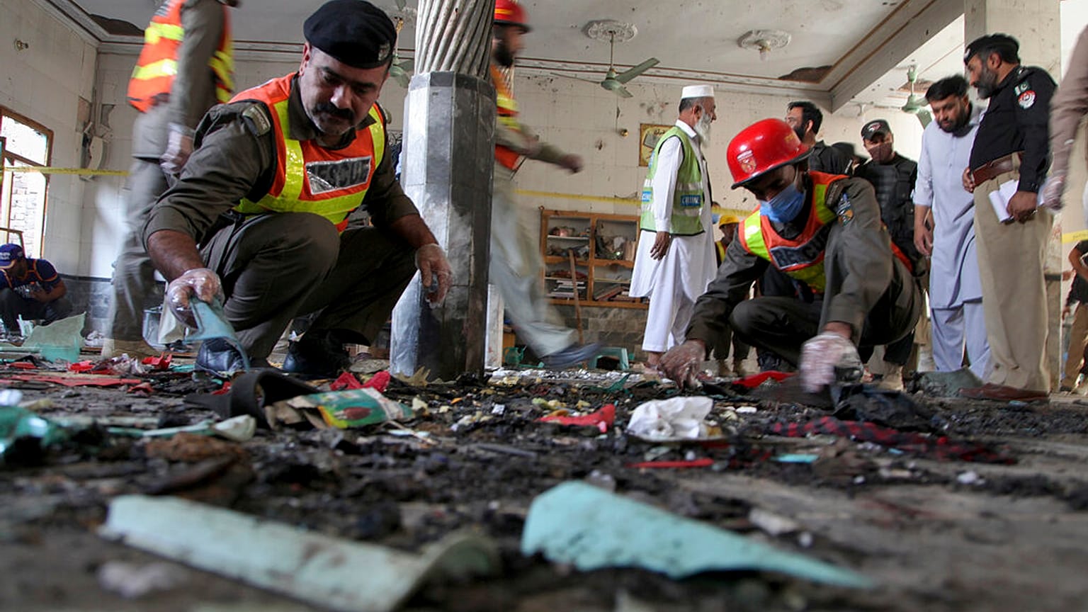 Pakistanische Rettungskräfte sind nach einer Bombenexplosion in einer Koranschule im Einsatz, 27.10.2020