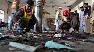 Pakistanische Rettungskräfte sind nach einer Bombenexplosion in einer Koranschule im Einsatz, 27.10.2020