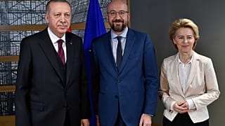 الرئيس التركي رجب طيب أردوغان ورئيس المجلس الأوروبي شارل ميشيل ورئيسة المفوضية الأوروبية أورسولا فون دير لاين في مبنى المجلس الأوروبي في بروكسل