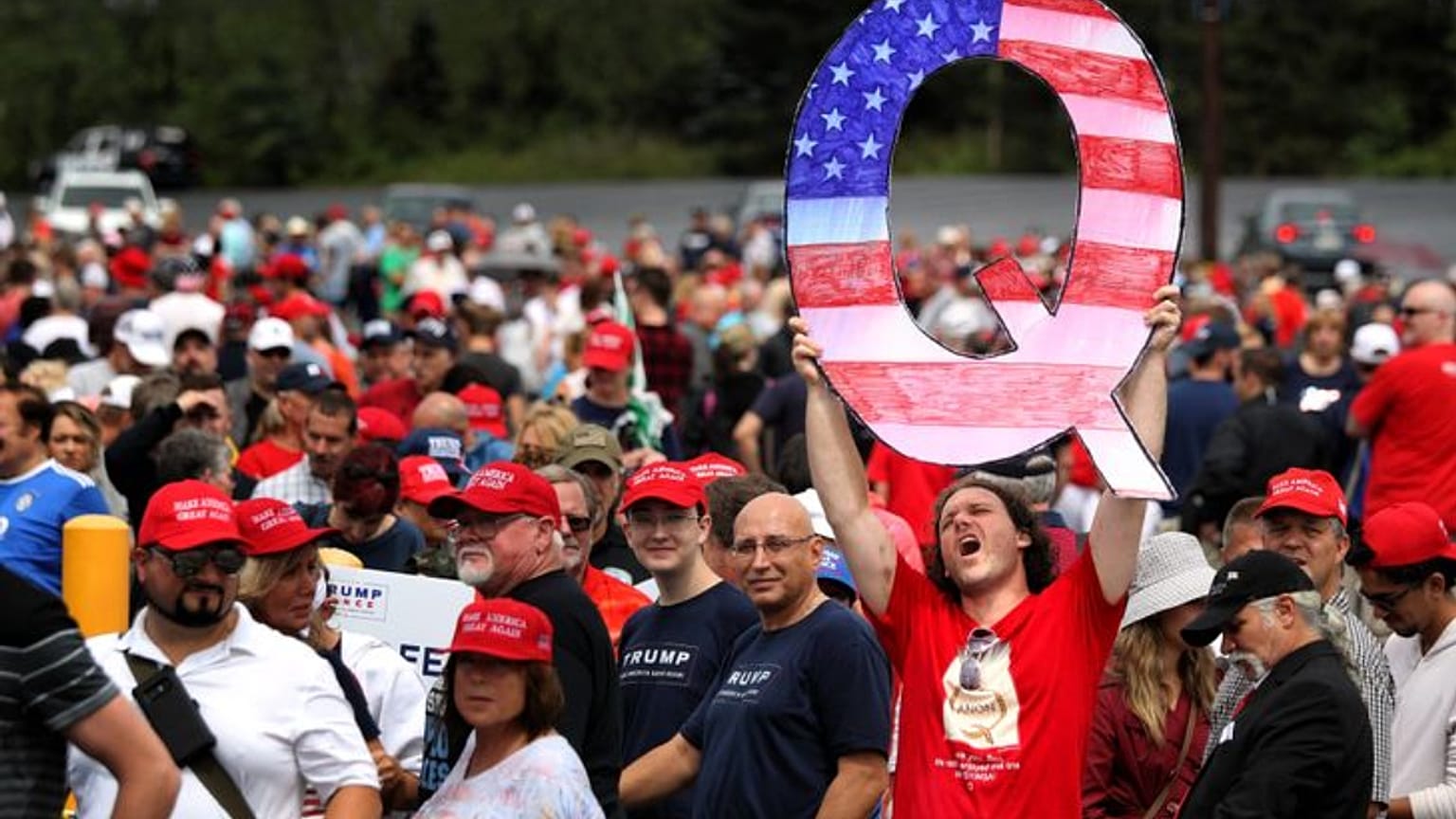 QAnon taraftarları Trump mitinginde