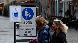 Passanten in einer Einkaufsstraße in Berchtesgaden, 26.10.2020