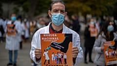 Στιγμιότυπο από τη διαμαρτυρία των νοσηλευτών στην Ισπανία