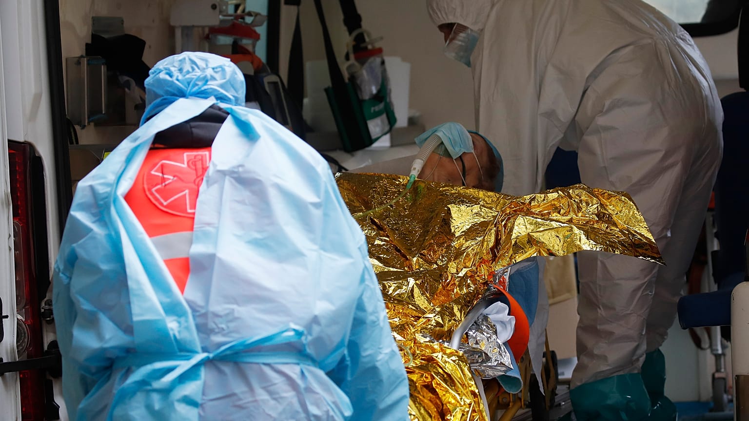 Una paziente viene trasferita dal reparto Covid-19 dell'ospedale Gemelli di Roma