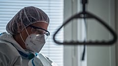 Védőruhába öltözött egészségügyi dolgozó az Észak-Közép-budai Centrum Új Szent János Kórház és Szakrendelő Kútvölgyi tömbjében