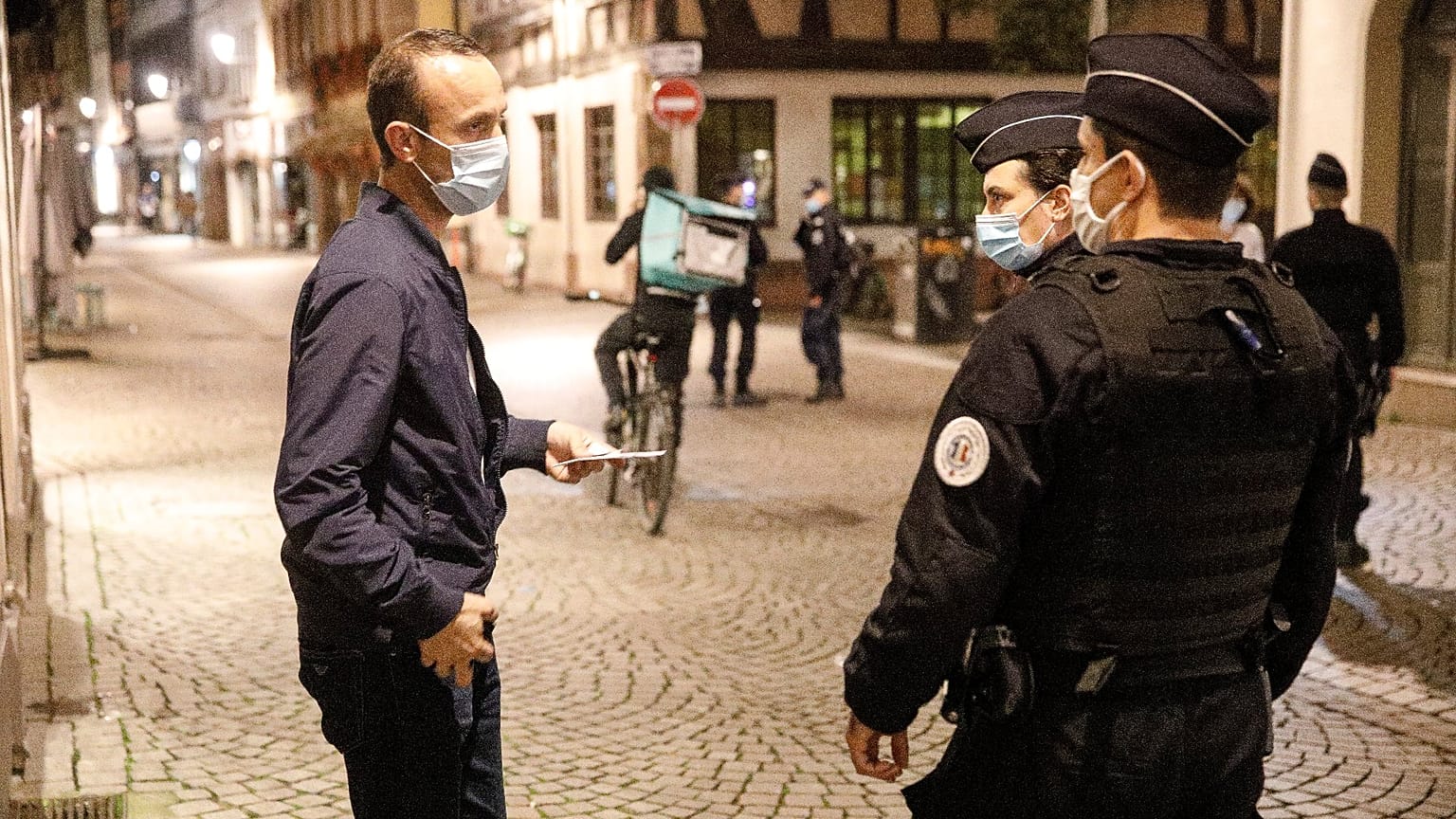 La police contrôle pendant le couvre-feu à Strasbourg en France, le 24 octobre 2020