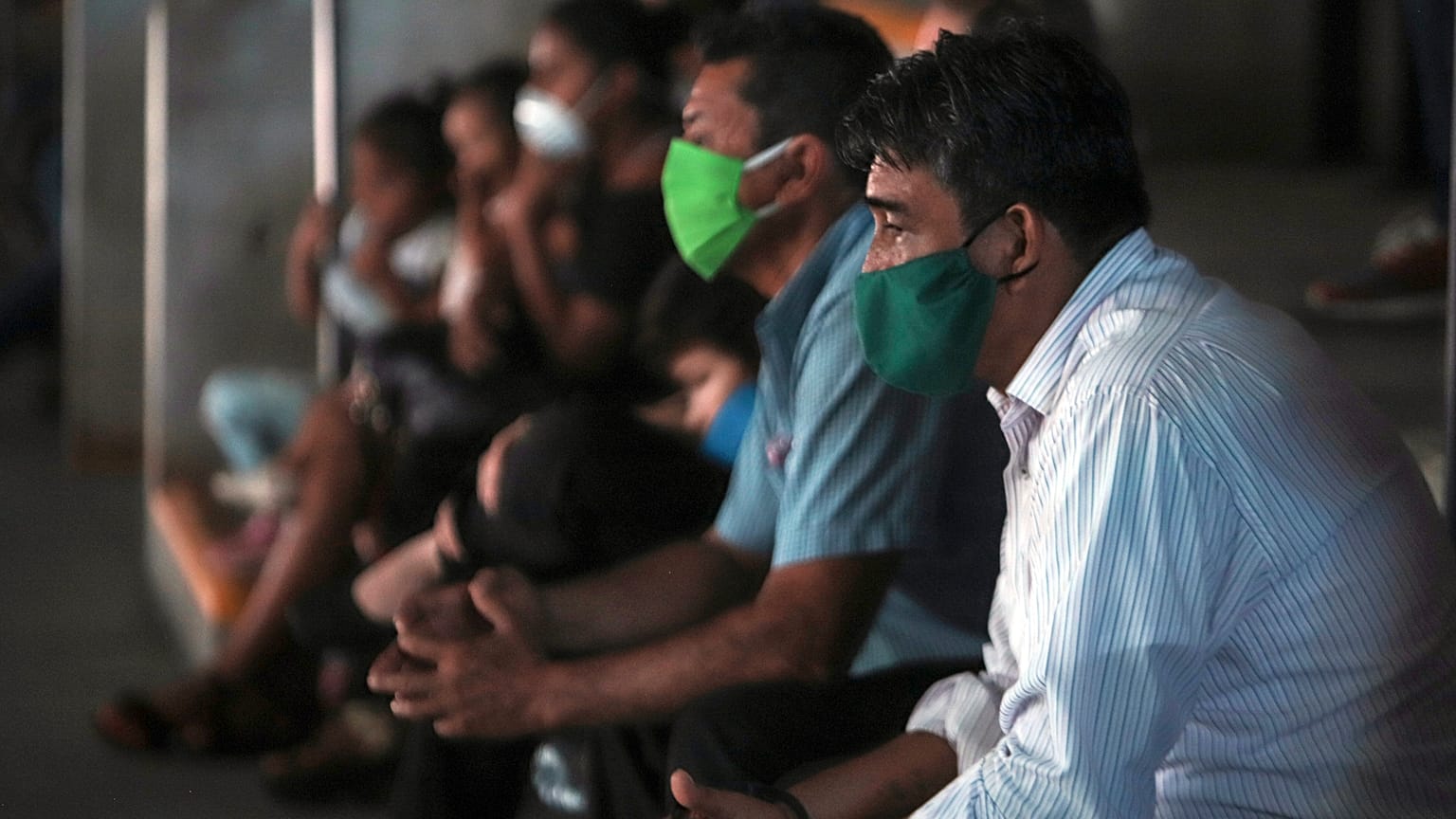 Nicaragüenses con mascarilla