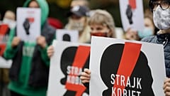Manifestantes contra la restricción del aborto en Polonia
