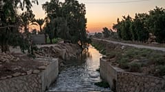 قناة يوسف، التي تتدفق من النيل عبر الفيوم، مصر. 
