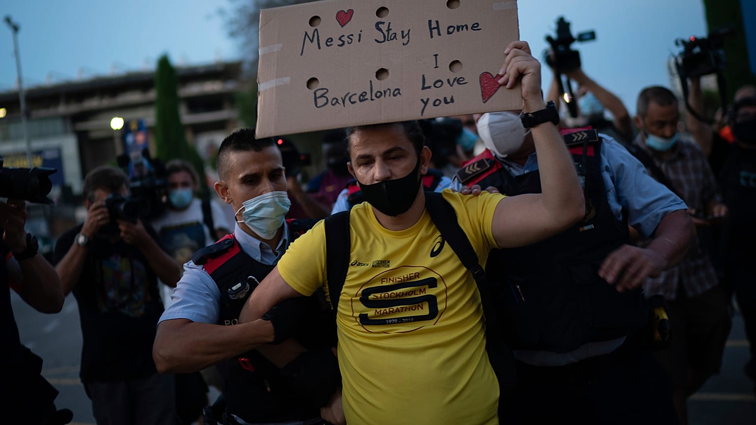 Ein Fan protestiert gegen Clubchef Josep Bartomeu