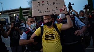 Ein Fan protestiert gegen Clubchef Josep Bartomeu