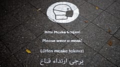 تذكير لارتداء الكمامات في أحد شوارع برلين. 