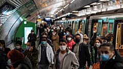 Pasajeros con mascarillas caminan por el andén de un metro de París, el domingo 25 de octubre de 2020. 