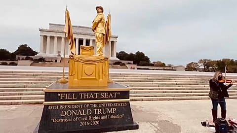 Trump mit Bibel und am Urinieren: Lebende Statuen in Washington
