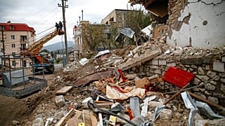 Civil halottakat siratnak mindkét oldalon Hegyi-Karabahban