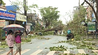El tifón Molave llega a Vietnam destrozando todo a su paso