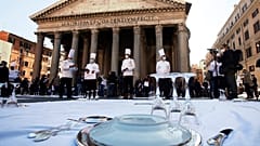 Manifestation de restaurateurs et chefs cuisiniers à Rome devant le Panthéon pour dénoncer les restrictions liées au Covid-19, mercredi 28 octobre 2020, Italie