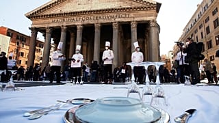 Manifestation de restaurateurs et chefs cuisiniers à Rome devant le Panthéon pour dénoncer les restrictions liées au Covid-19, mercredi 28 octobre 2020, Italie