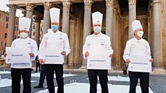 Cozinheiros em protesto em frente ao panteão de Roma com as mensagem "#cozinheiros", "#estamos por terra", "#restaurantes" e "#inovação"