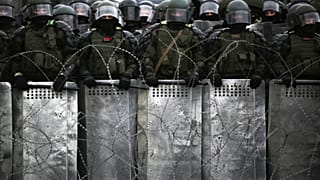 Белорусский ОМОН на митинге оппозиции. 