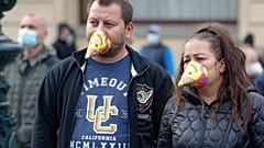 Противники масок на манифестации в Праге, 28 октября 2020 г.