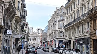 Polizeistreife in Nizza nach Messserattacke vor Basilika Notre Dame 29. Oktober 2020 (euronews/AP TVdirekt)