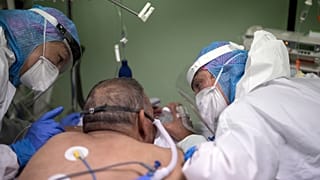  وحدة العناية المركزة في مركز مستشفى جوزيف إمبرت في آرل، جنوب فرنسا