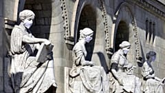 Szájmaszkok a Budapesti Műszaki és Gazdaságtudományi Egyetem főépületének kőszobrain