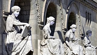 Szájmaszkok a Budapesti Műszaki és Gazdaságtudományi Egyetem főépületének kőszobrain