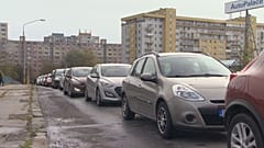 Tesztelésre váró kocsisor Pozsony egyik külvárosában