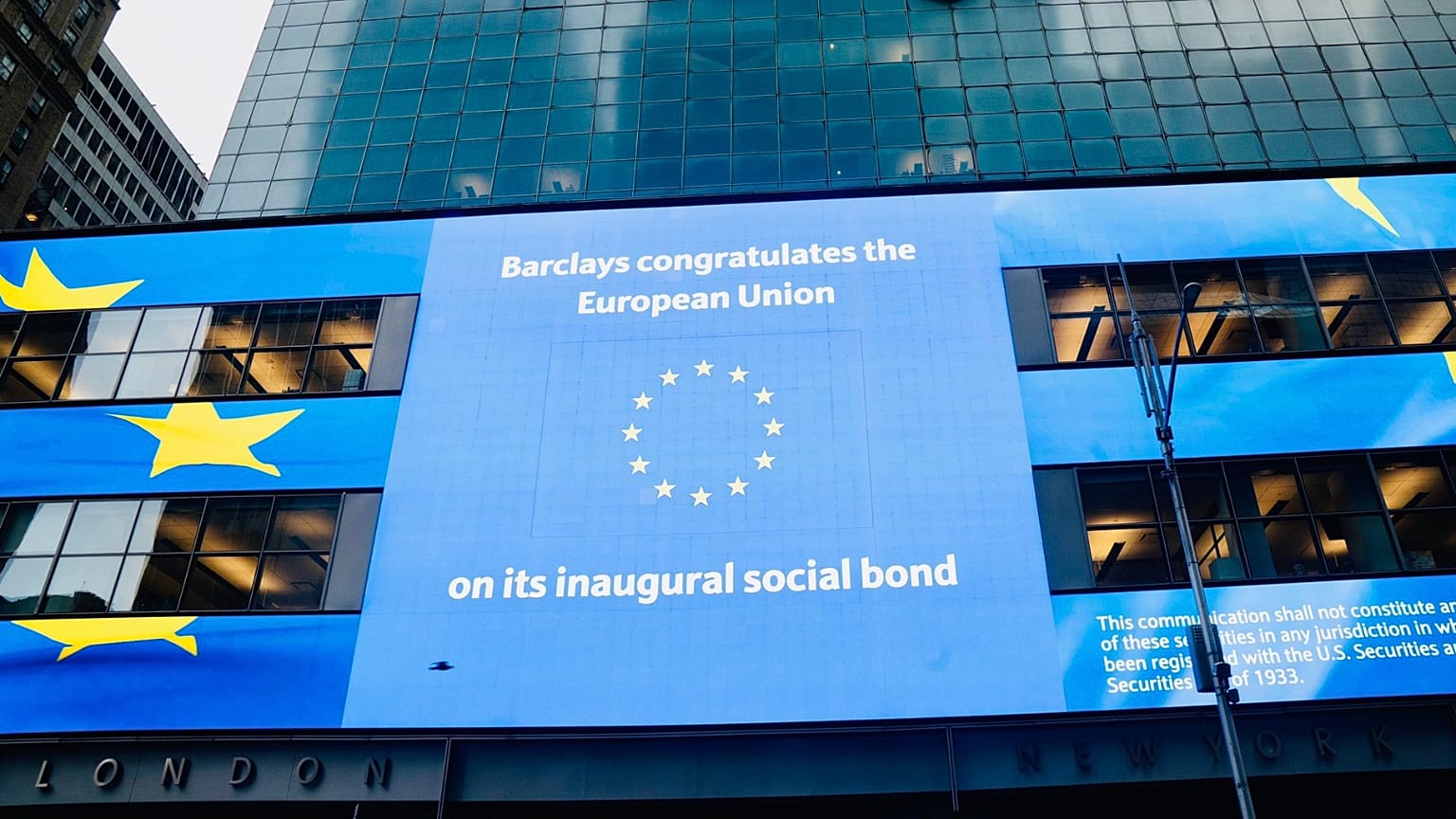 Uniós színek a Barclay's New York-i irodaházának homlokzatán