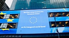 Uniós színek a Barclay's New York-i irodaházának homlokzatán