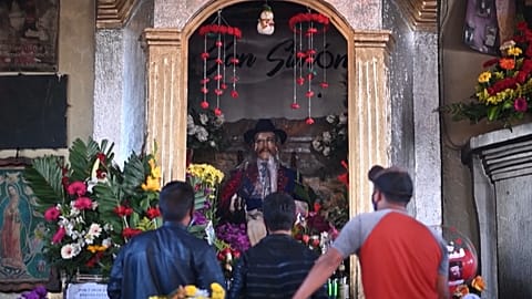 Гватемальцы просят Сан Симона избавить страну от пандемии 
