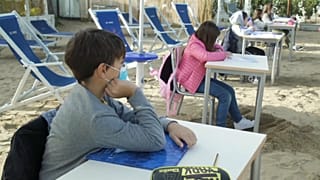 À Vasto, en Italie, les élèves suivent les cours sur la plage, capture d'écran via AP, le 21 octobre 2020