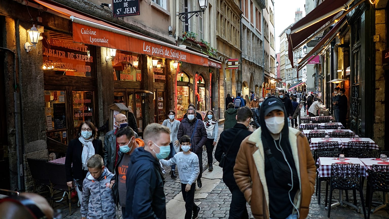 Los ciudadanos de Lyon hacen las últimas compras en tiendas y restaurantes antes de comenzar el segundo confinamiento que durará al menos 4 semanas.