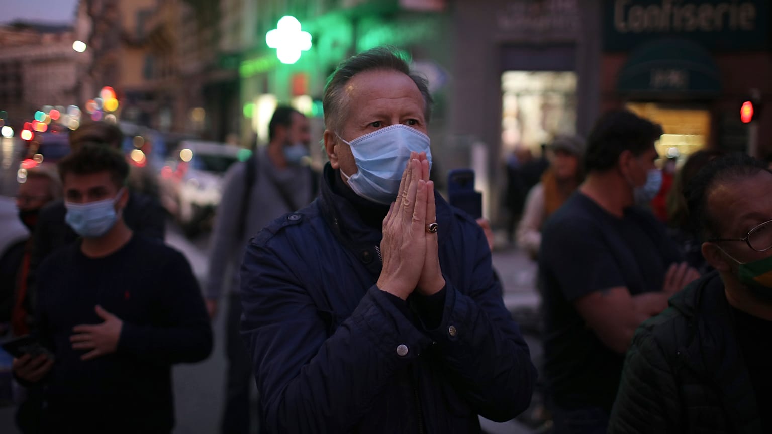 Un homme priant non loin de la Basilique Notre-Dame de Nice, lieux d'une attaque au couteau où trois personnes ont été tuées le 29 octobre 2020
